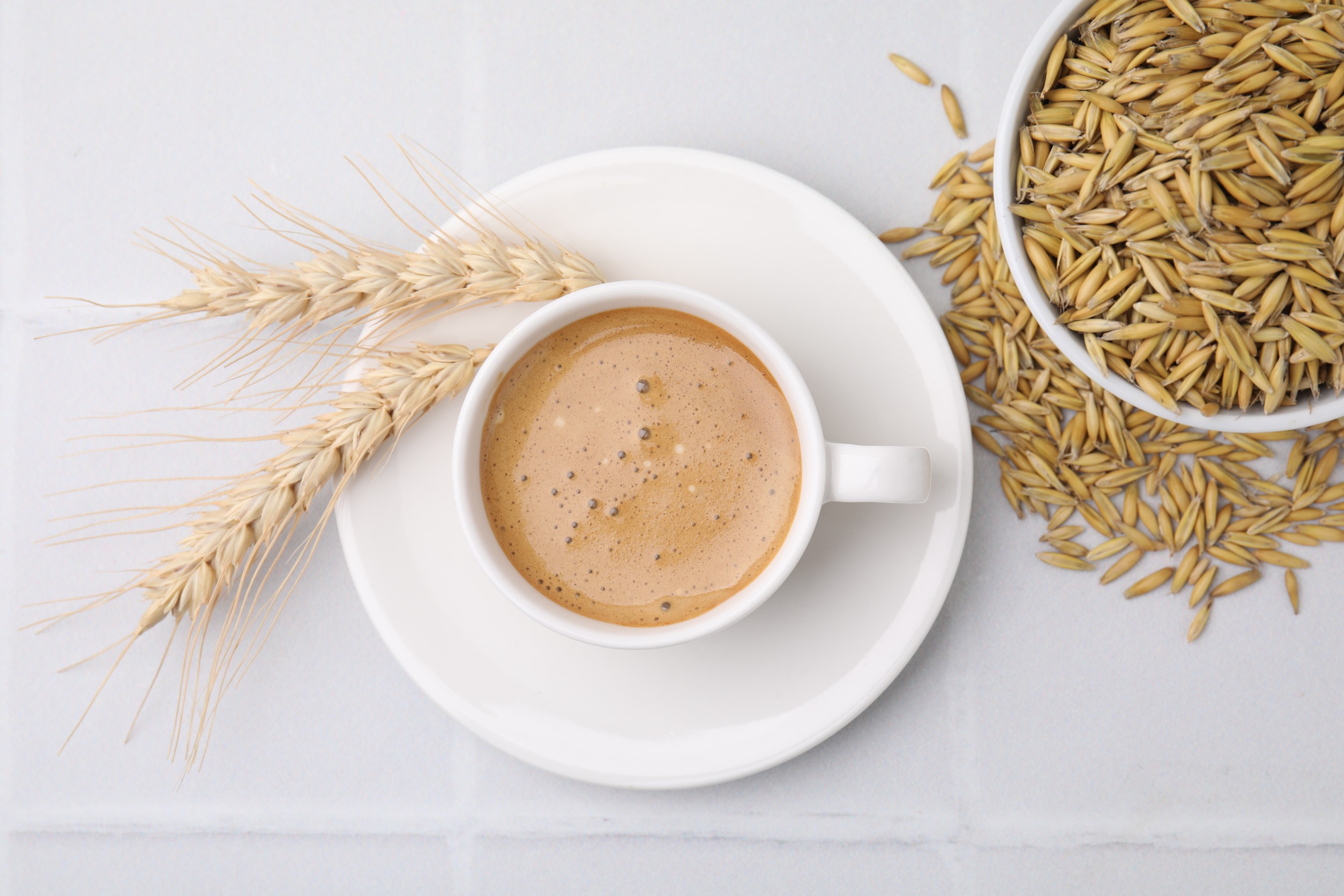 Tazza di caffè d'orzo solubile, benefici e controindicazioni